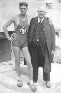 Johnny Weissmuller en zijn trainer Bill Bach